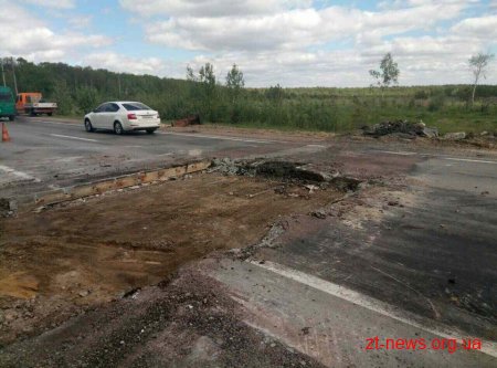 На трасі Київ-Чоп Житомирського району ліквідували яму утворену зсувом бетонного покриття