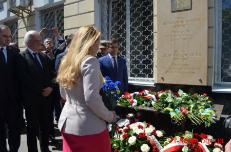 У Житомирі відкрили дошку загиблому в авіакатастрофі Президентові Польщі
