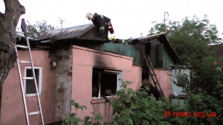 У Житомирі три відділення рятувальників ліквідовували пожежу в житловому будинку