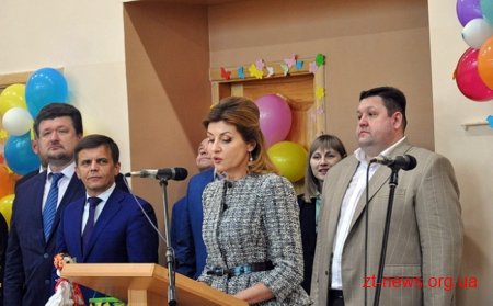 У Житомирі Марина Порошенко привітала школярів зі святом "Останнього дзвоника"