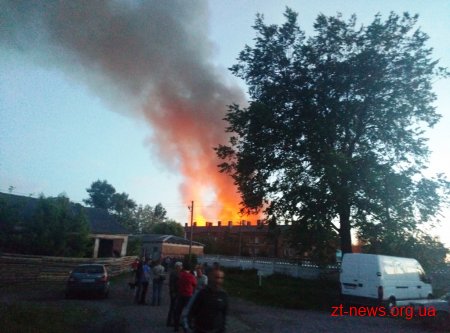 У Овручі вогнеборці ліквідували загоряння господарчих будівель на площі 800 кв. м