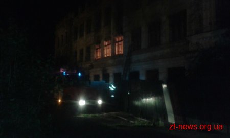 У Житомирі вночі горіло старе приміщення школи