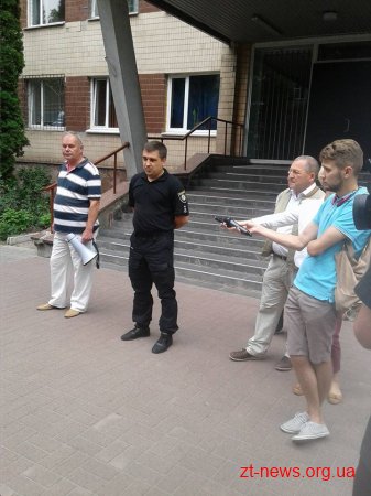 Мітинг на підтримку побитого місцевого журналіста відбувся біля Житомирського міськвідділу поліції