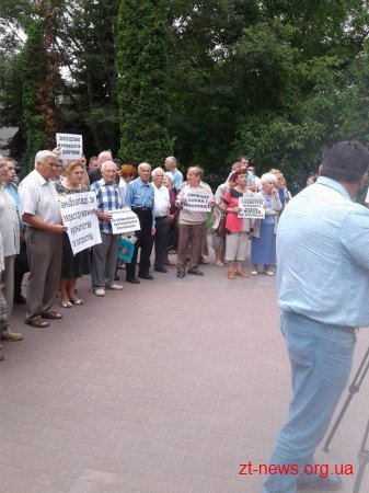 Мітинг на підтримку побитого місцевого журналіста відбувся біля Житомирського міськвідділу поліції