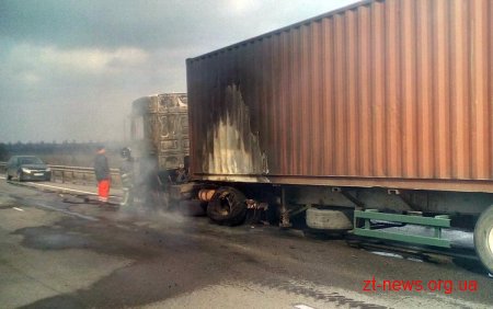 На Житомирщині сталося загоряння контейнерів з побутовою технікою в напівпричепі вантажівки