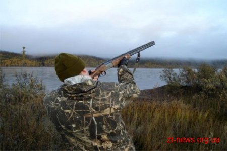 На Житомирщині мисливець полюючи на пернату дичину, здійснив постріл у чоловіка, який рибалив