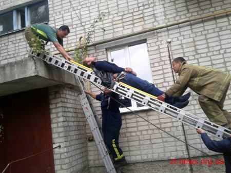 У Баранівці у результаті падіння з даху п’ятиповерхівки загинув чоловік