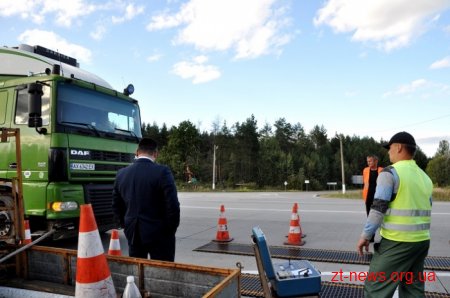 Голова Укртрансбезпеки оглянув роботу габаритно-ваговою комплексу на трасі Київ-Ковель