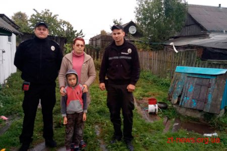 На Житомирщині поліцейські витягли з криниці жінку