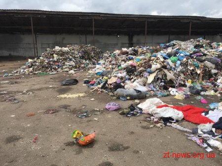 В Коростенському районі на території одного з господарських дворів незаконно приймали львівське сміття