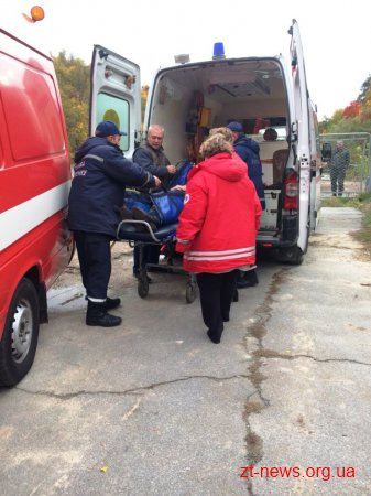 У Житомирі рятувальники допомогли доправити до "швидкої" дівчину, яка впала з висоти