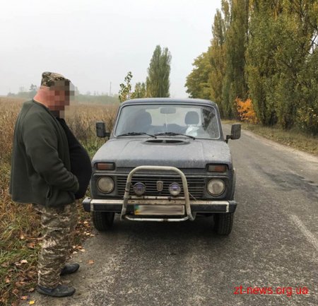 На Житомирщині поліцейські зупинили автомобіль в якому перевозили рушницю