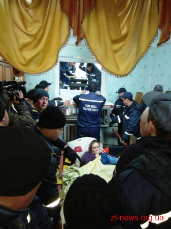 На Коростенщині 60 рятувальників надавали допомогу медикам у транспортуванні хворої жінки