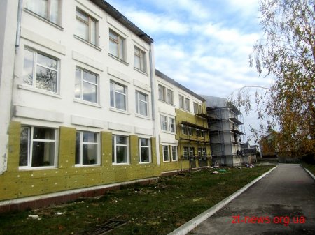 В Олевській гімназії за кошти ДФРР вже замінили покрівлю та утеплюють фасад