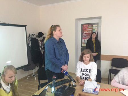 Гідів Житомирщини навчали проводити екскурсії для людей з вадами зору