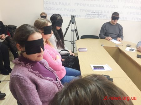 Гідів Житомирщини навчали проводити екскурсії для людей з вадами зору