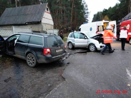 У Житомирі внаслідок зіткнення Ford та Volkswagen один з водіїв опинився зажатим конструкціями автівки