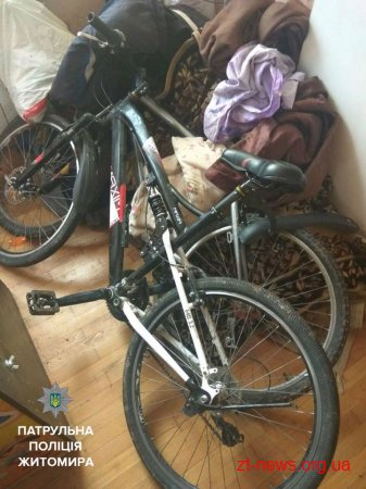 У квартирі чоловіка, який хотів стрибнути з третього поверху, патрульні виявили крадені велосипеди