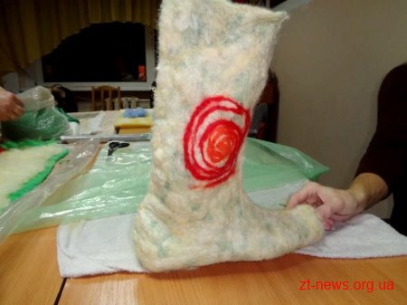 У Житомирі діти вчилися виготовляти чобітки методом валяння вовни