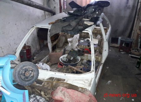 У Бердичеві правоохоронці під час обшуку знайшли розібраний викрадений автомобіль