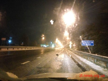 75 одиниць техніки прибирали вночі дороги Житомирської області