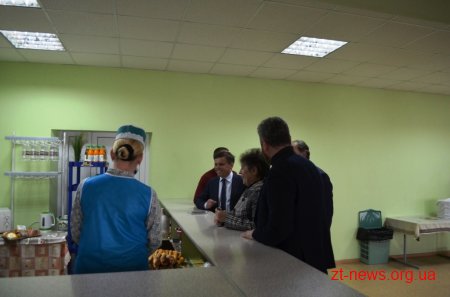 Сергій Сухомлин відвідав відремонтовані приміщення їдальні та спортивного залу ліцею №25
