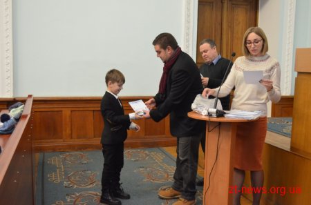 У Житомирі 200 дітей отримали сертифікати про завершення «Школи плавання»