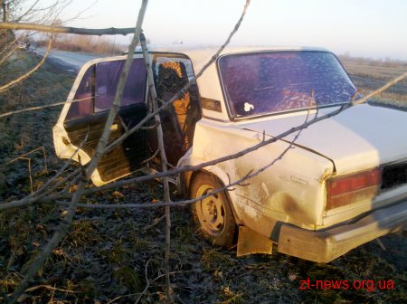 На Житомирщині автомобіль вилетів в кювет та перекинувся: водій не постраждав
