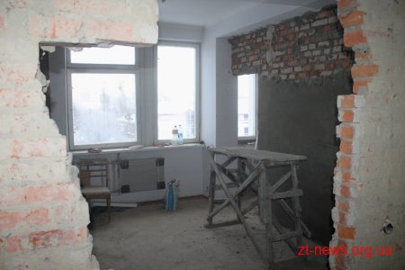 Володимир Ширма оглянув хід ремонтних робіт в «інсультному» відділенні обласної лікарні