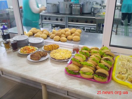 У Житомирі школярів початкової школи годуватимуть новими стравами