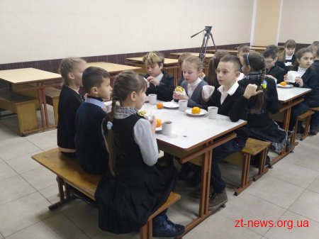 У Житомирі школярів початкової школи годуватимуть новими стравами