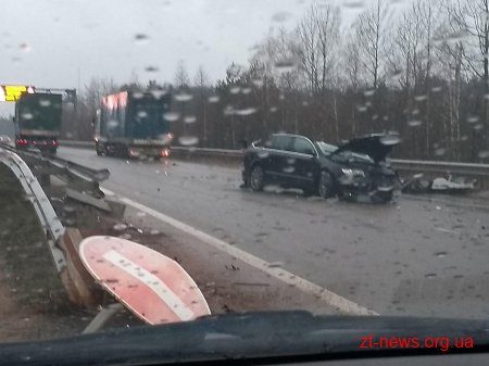 На трасі Київ - Чоп водій автомобіля «SKODA» зіткнувся з колесовідбійником: двоє людей загинуло