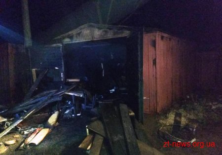 У Коростені рятувальники спільно з господарями загасили пожежу в металевому гаражі