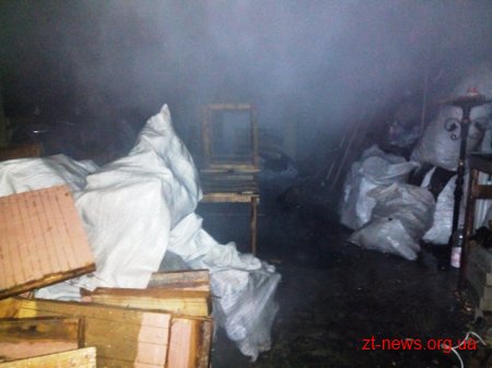 У Житомирі пожежу в одному з гаражів гасили одразу чотири відділення рятувальників