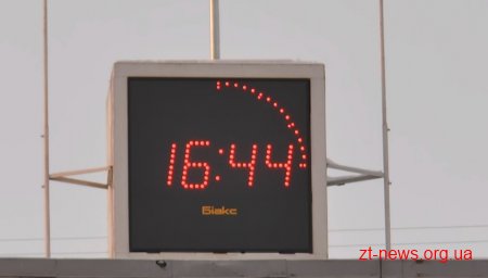 У Коростені на будівлі міськвиконкому встановили новий електронний годинник
