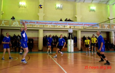 Володимир Ширма зіграв у волейбол у складі команди під час турніру ветеранів