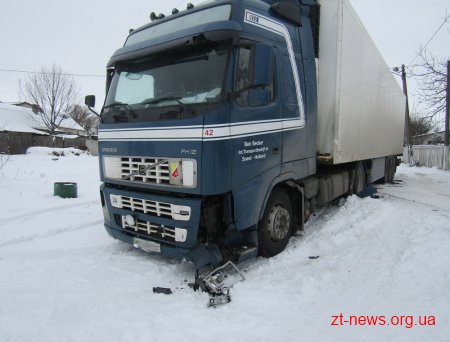 На Житомирщині "Ваз" зіштовхнувся з вантажівкою "Volvo"