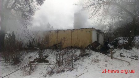 На Житомирщині вогнеборці врятували будинок багатодітної сім’ї