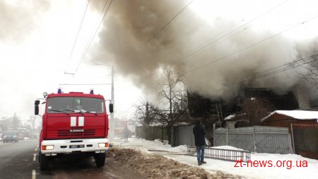 У Житомирі 18 вогнеборців ліквідували загоряння даху двоповерхового житлового будинку