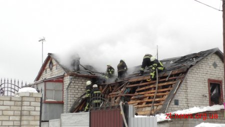 У Житомирі 18 вогнеборців ліквідували загоряння даху двоповерхового житлового будинку