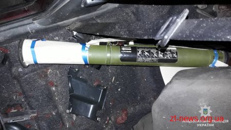 На Житомирщині правоохоронці у викраденому автомобілі виявили гранатомет