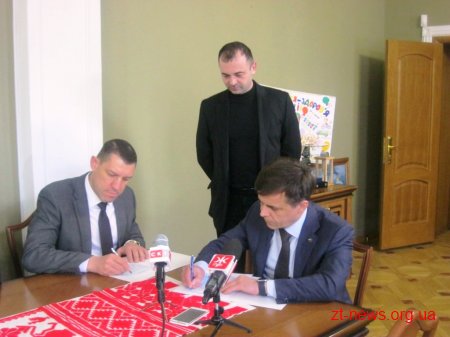 Сергій Сухомлин та директор Житомирського картонного комбінату підписали Меморандум про співпрацю