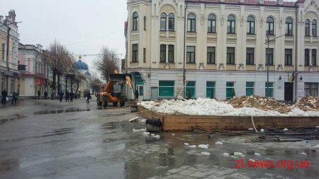 Комунальники продовжують демонтаж ковзанки на Михайлівській