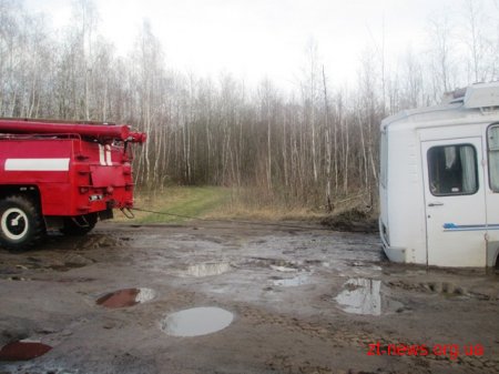 В Житомирській області автобус провалився у яму на дорозі