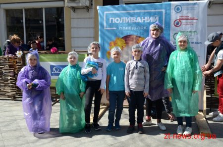 В «Поливаний понеділок» на Михайлівській пройшли традиційні обливання водою