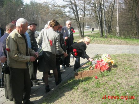 У Житомирі вшанували пам’ять жертв нацистських таборів та поклали квіти до пам’ятного знаку