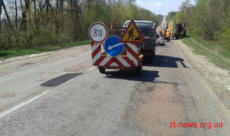 На Житомирщині проводять ямкові ремонти доріг