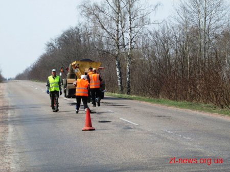На Житомирщині проводять ямкові ремонти доріг