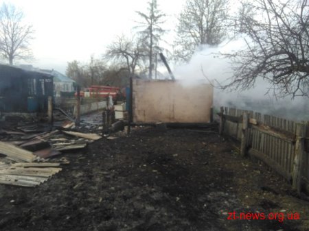 На Житомирщині рятувальники загасили 3 будівлі, що одночасно палали на території приватного господарства