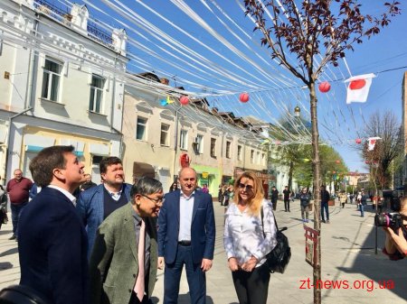 Посол Японії в Україні Сумі Шігекі відвідав алею сакур у Житомирі